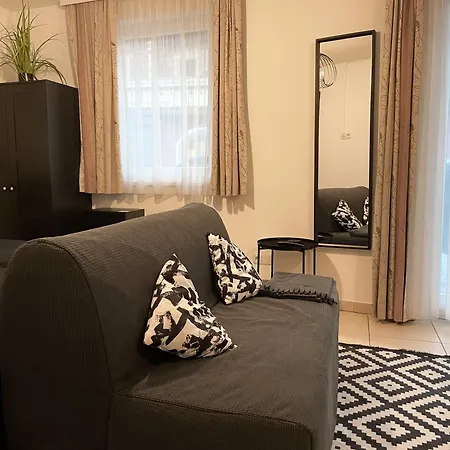 Alpzbase Apartament *